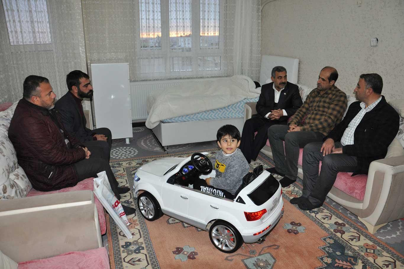 HÜDA PAR Batman heyeti, çocukları ölümcül hastalığa yakalanan Abay ailesini ziyaret etti